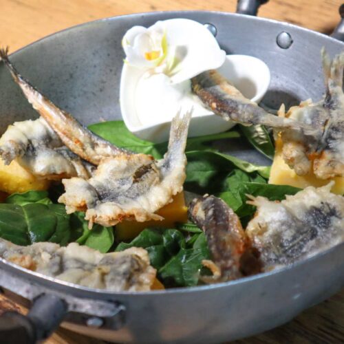 Sardine e alici fritte nostrane, con crostini di baccalà mantecato